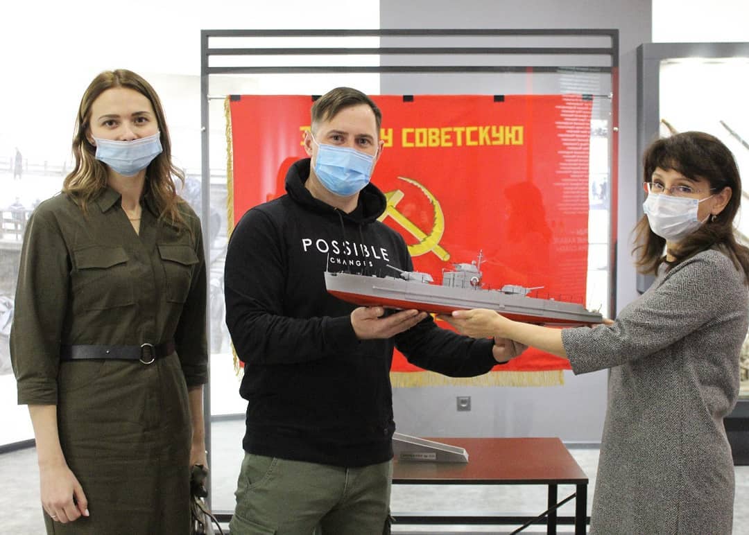 Общественная организация «Федерация парусного спорта г.Благовещенска» передала модель бронекатера проекта 1124 в фонды музея